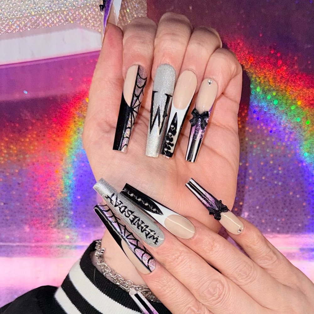 Wednesday Addams Set 🦇 ⛈️💅🏻🤑💋💕 - Picture 7 of 7